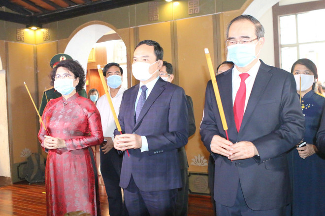 Lãnh đạo TP Hồ Chí Minh dâng hương tưởng niệm Chủ tịch Tôn Đức Thắng ảnh 1