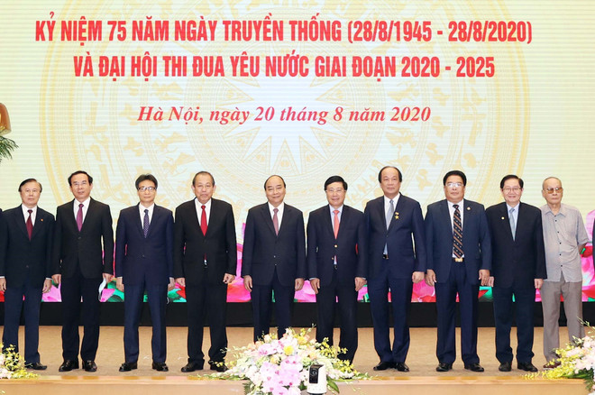 Thủ tướng Nguyễn Xuân Phúc, Chủ tịch Hội đồng thi đua - khen thưởng Trung ương và các đại biểu. (Ảnh: Thống Nhất/TTXVN) Thủ tướng: Văn phòng Chính phủ phải tiên phong trong thi đua ảnh 1