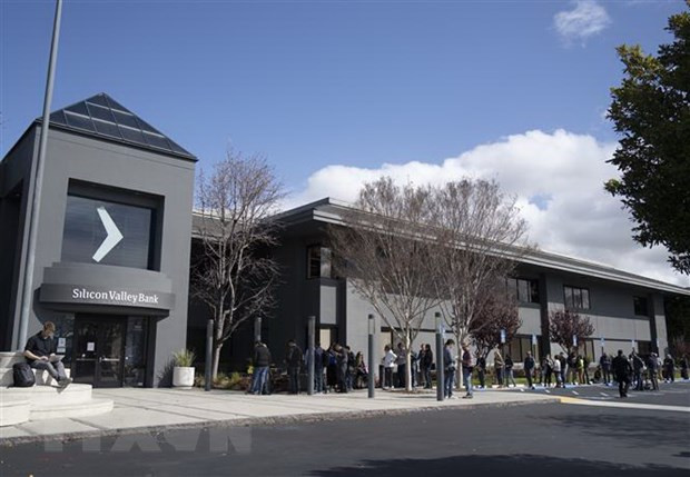 Người dân tập trung bên ngoài trụ sở ngân hàng Silicon Valley Bank (SVB) ở California, Mỹ ngày 13/3. (Ảnh: THX/TTXVN) Khách hàng rút gần 100 tỷ USD tiền gửi từ các ngân hàng Mỹ sau vụ SVB ảnh 1
