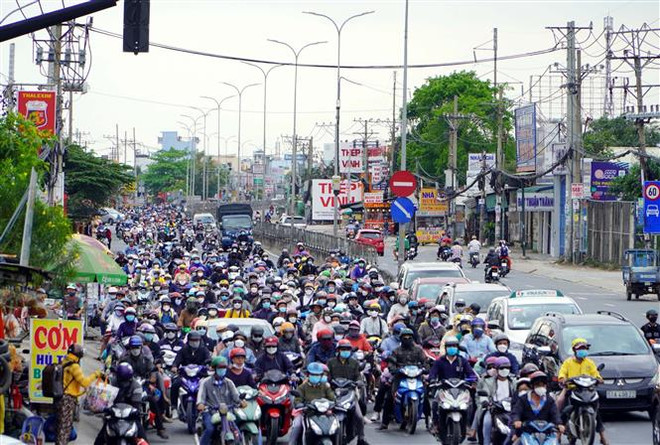TP.HCM: Một số cửa ngõ ùn tắc khi người dân trở lại sau nghỉ Tết ảnh 1