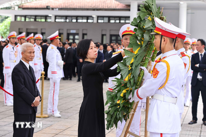 Đoàn Thông tấn xã Việt Nam do đồng chí Vũ Việt Trang, Bí thư Đảng ủy, Tổng Giám đốc làm Trưởng đoàn, kính viếng Tổng Bí thư Nguyễn Phú Trọng. (Ảnh: TTXVN) TTXVN_2507TTXVN1.jpg