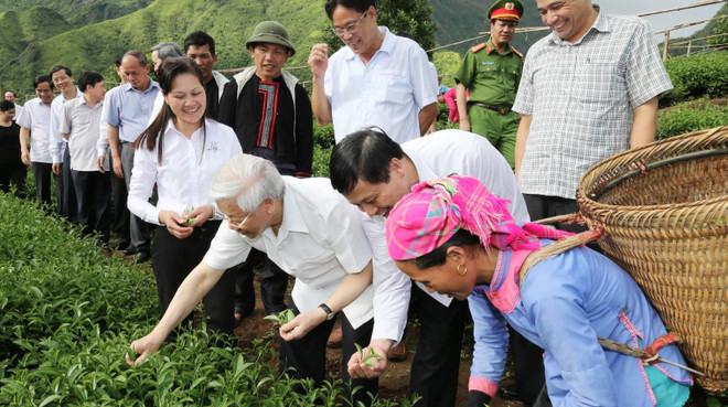 Sự giản dị, gần gũi của Tổng Bí thư khi đến thăm cuộc sống của người dân ở các thôn bản. (Ảnh:Trí Dũng/TTXVN) 2507Tongbithu.jpg