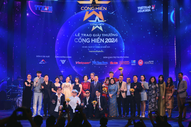 Ban lãnh đạo TTXVN cùng các đại biểu và các nghệ sĩ nhận Giải thưởng Cống hiến. (Ảnh: Hoàng Hiếu/TTXVN) vnp_potal_le_trao_giai_thuong_cong_hien_2024_7293611.jpg