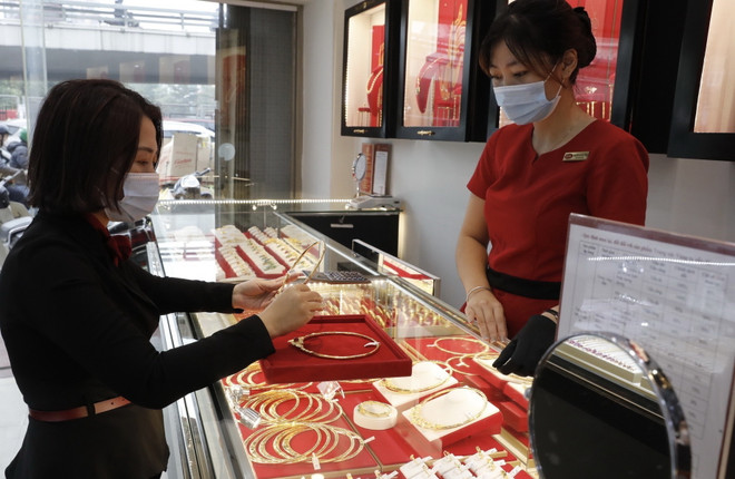 Giá vàng trong nước trải tuần giao dịch liên tục biến động ảnh 1