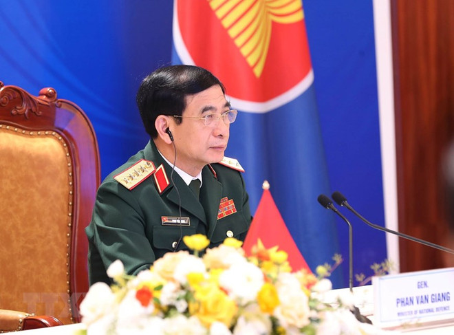 Đại tướng Phan Văn Giang, Bộ trưởng Bộ Quốc phòng Việt Nam, dự hội nghị tại điểm cầu Hà Nội. (Ảnh: Trọng Đức/TTXVN) Hội nghị ADMM hẹp: Tăng lòng tin về các vấn đề an ninh khu vực ảnh 1