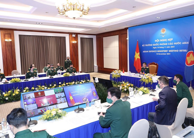 Quang cảnh hội nghị tại điểm cầu Hà Nội. (Ảnh: Trọng Đức/TTXVN) Hội nghị ADMM hẹp: Tăng lòng tin về các vấn đề an ninh khu vực ảnh 2