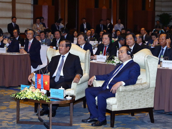 Thủ tướng Nguyễn Xuân Phúc dự Diễn đàn doanh nghiệp Việt Nam-Campuchia ảnh 1