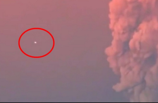 Phát hiện một vật thể bay gần núi lửa Calbuco phun trào ảnh 1