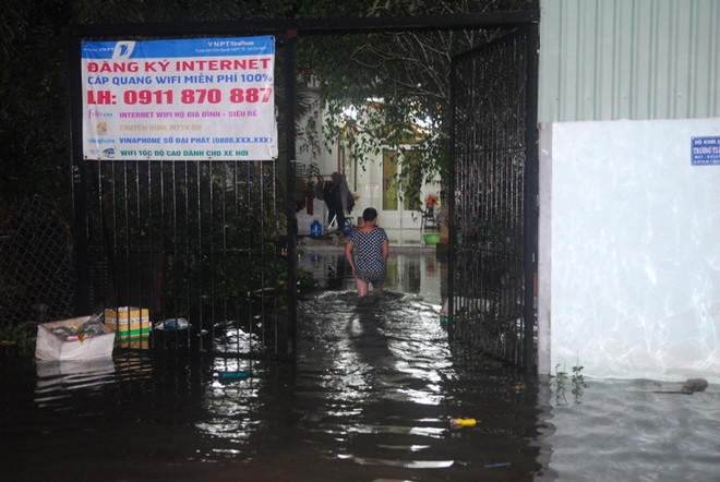 Thành phố Hồ Chí Minh: Vỡ bờ bao, hàng chục hộ dân phải sơ tán ảnh 1