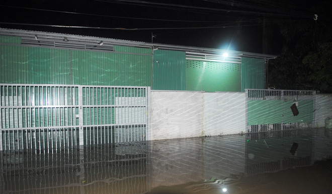 Thành phố Hồ Chí Minh: Vỡ bờ bao, hàng chục hộ dân phải sơ tán ảnh 3