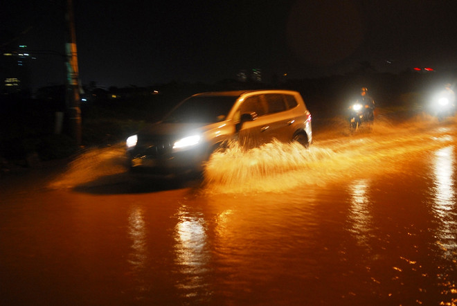 Thành phố Hồ Chí Minh: Vỡ bờ bao, hàng chục hộ dân phải sơ tán ảnh 4