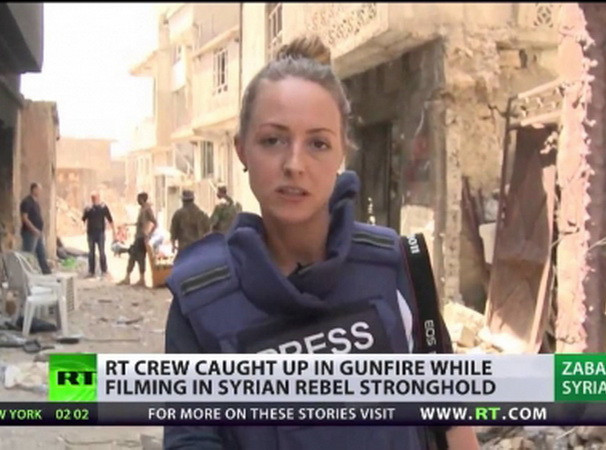 Nữ phóng viên xinh đẹp dũng cảm ghi hình nơi IS chiếm đóng ở Syria ảnh 1