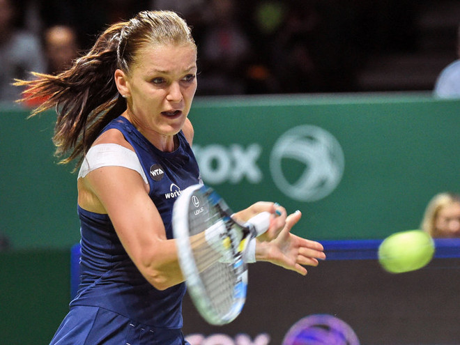 Maria Sharapova giúp Agnieszka Radwanska lách qua khe cửa hẹp ảnh 1