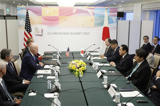 Thủ tướng Nhật Bản Fumio Kishida và Tổng thống Mỹ Joe Biden tại cuộc gặp ở thành phố Hiroshima, Nhật Bản ngày 18/5/2023. (Ảnh: AFP/TTXVN) Nhật-Mỹ tăng cường hợp tác về công nghệ tiên tiến và khả năng răn đe ảnh 1