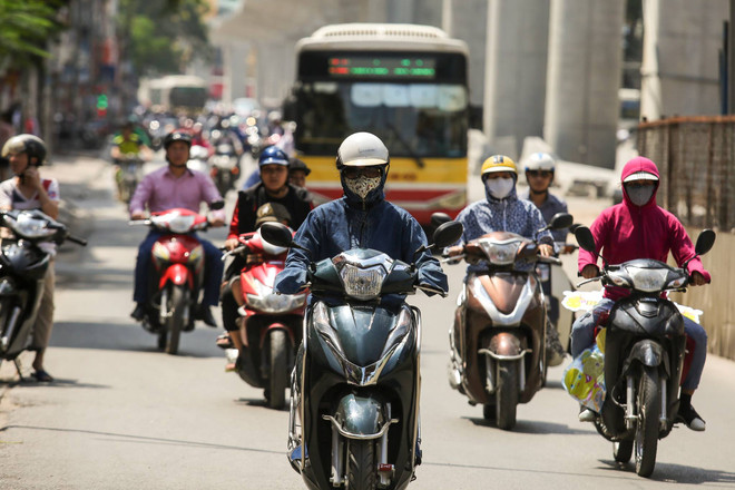Bắc Bộ nắng nóng gay gắt trong ngày 18/5. (Ảnh: Lê Minh Sơn/Vietnam+) Ngày 18/5, các tỉnh Bắc Bộ nắng đổ lửa, có nơi trên 40 độ C ảnh 1
