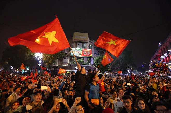 Tắc đường, người dân "chiếm" xe buýt mừng chiến thắng của U23 Việt Nam ảnh 14