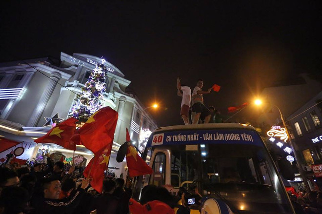 Tắc đường, người dân "chiếm" xe buýt mừng chiến thắng của U23 Việt Nam ảnh 2