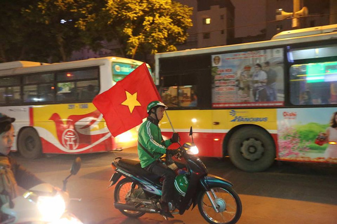 Tắc đường, người dân "chiếm" xe buýt mừng chiến thắng của U23 Việt Nam ảnh 12