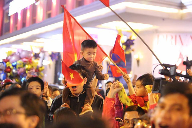 Tắc đường, người dân "chiếm" xe buýt mừng chiến thắng của U23 Việt Nam ảnh 8