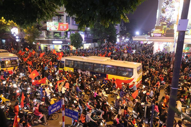 Tắc đường, người dân "chiếm" xe buýt mừng chiến thắng của U23 Việt Nam ảnh 1