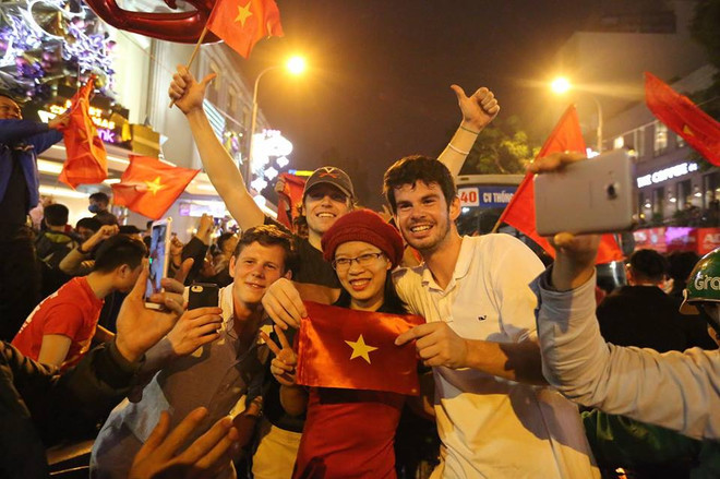 Tắc đường, người dân "chiếm" xe buýt mừng chiến thắng của U23 Việt Nam ảnh 10