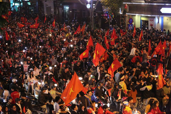 Tắc đường, người dân "chiếm" xe buýt mừng chiến thắng của U23 Việt Nam ảnh 18
