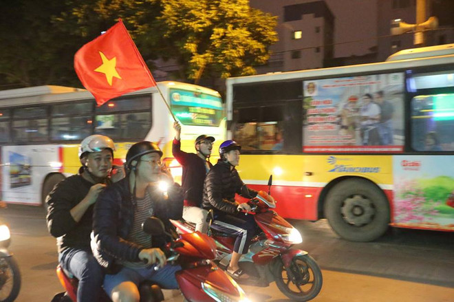 Tắc đường, người dân "chiếm" xe buýt mừng chiến thắng của U23 Việt Nam ảnh 11