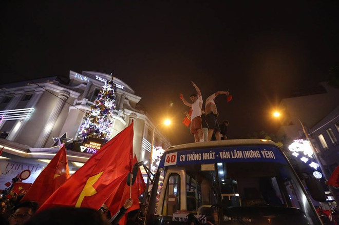 Tắc đường, người dân "chiếm" xe buýt mừng chiến thắng của U23 Việt Nam ảnh 6