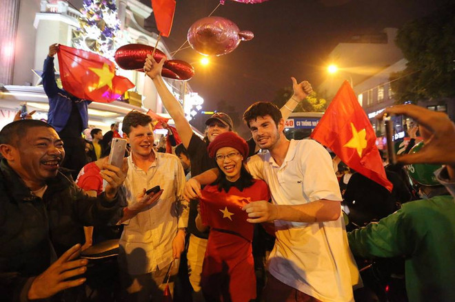 Tắc đường, người dân "chiếm" xe buýt mừng chiến thắng của U23 Việt Nam ảnh 16