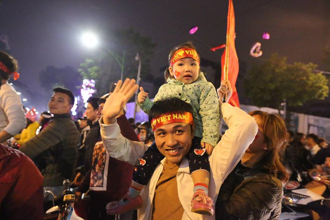 Tắc đường, người dân "chiếm" xe buýt mừng chiến thắng của U23 Việt Nam ảnh 9