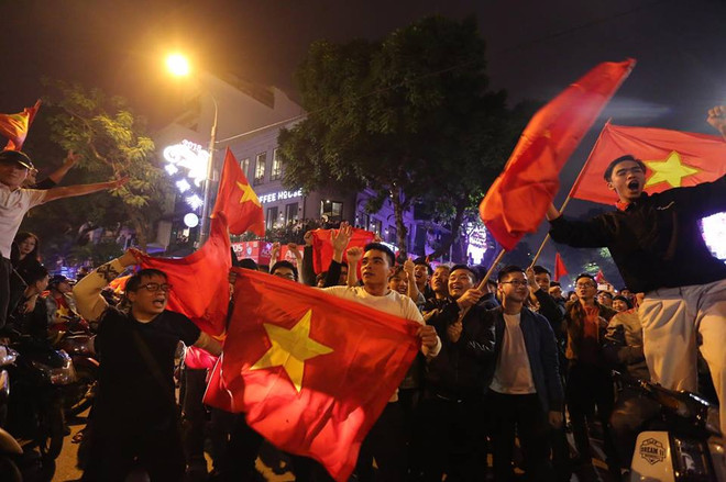 Tắc đường, người dân "chiếm" xe buýt mừng chiến thắng của U23 Việt Nam ảnh 13
