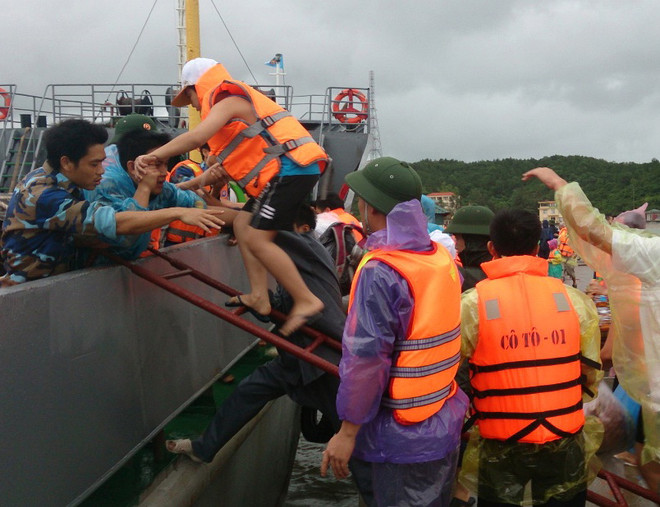 Gần 3.000 du khách mắc kẹt trên đảo Cô Tô do thời tiết xấu ảnh 1