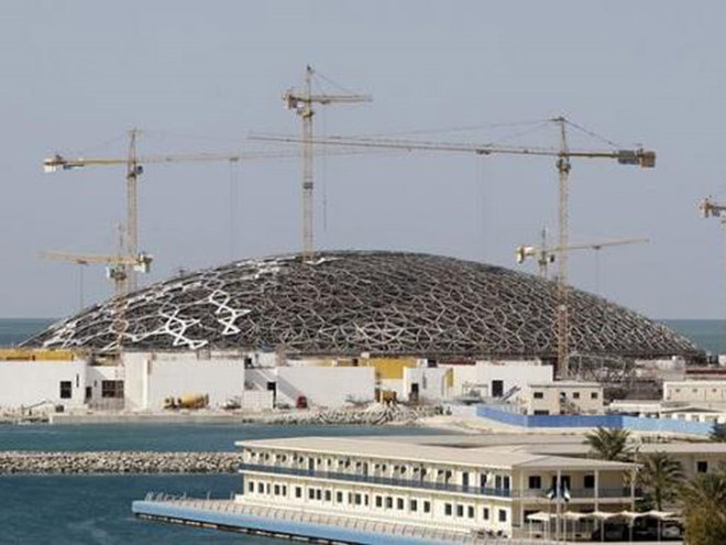 Bảo tàng Louvre dưới biển tại Abu Dhabi đang trong quá trình hoàn thiện. (Nguồn: Reuters) Abu Dhabi chi 500 triệu euro xây dựng bảo tàng Louvre dưới biển ảnh 1