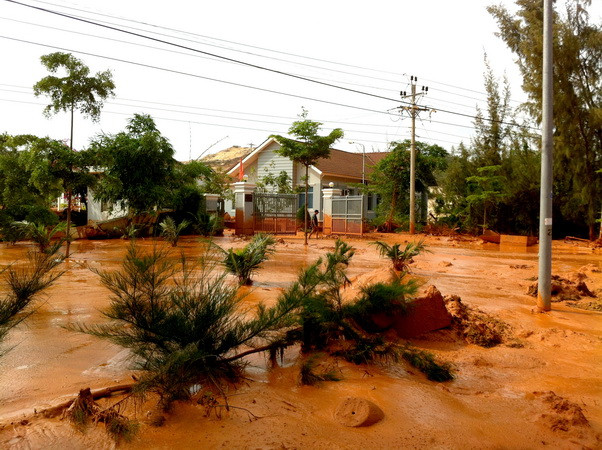Bình Thuận: Vỡ bờ bao, chất thải khai thác titan nhuộm đỏ biển ảnh 1