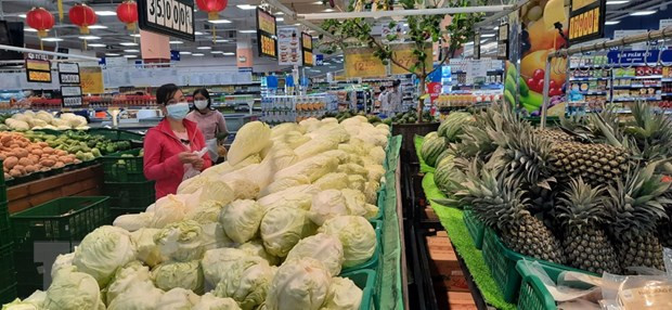 Siêu thị đảm bảo rau, củ quả tươi xanh phục vụ khách hàng. (Ảnh: Nguyễn Văn Trí/TTXVN) Ổn định cung ứng hàng hóa khi chuyển sang trạng thái bình thường mới ảnh 1