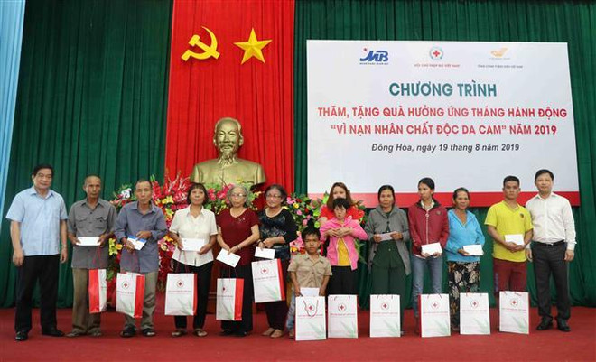 Tặng quà cho 100 nạn nhân chất độc da cam. (Ảnh: Phạm Cường/TTXVN) Phó Thủ tướng Vũ Đức Đam thăm nạn nhân chất độc da cam tỉnh Phú Yên ảnh 1
