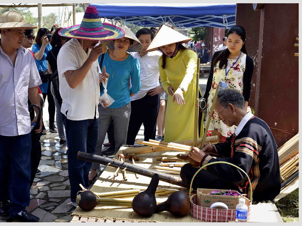 Không gian đa sắc màu tại ngày Văn hóa các dân tộc Việt Nam ảnh 1