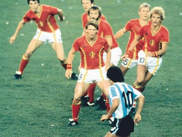 Thư Brazil: Có ai nhớ bức ảnh “Maradona trong rừng gươm Bỉ” ảnh 1