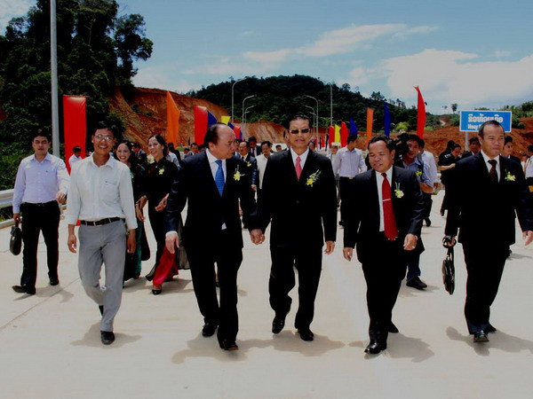 Việt Nam giúp Lào xây dựng hạ tầng giao thông, kết nối khu vực ảnh 2