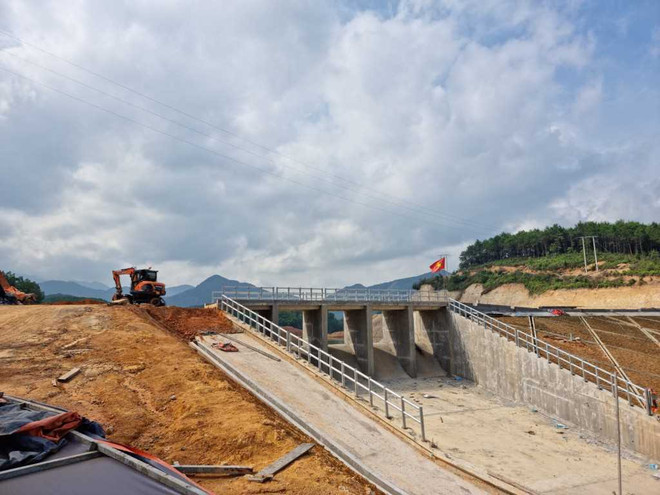 Thi công hồ chứa nước Nà Mo ở xã Vô Ngại, huyện Bình Liêu, tỉnh Quảng Ninh. (Nguồn: quangninh.gov.vn) Quảng Ninh: Tháo gỡ khó khăn, đẩy mạnh giải ngân vốn đầu tư công ảnh 1
