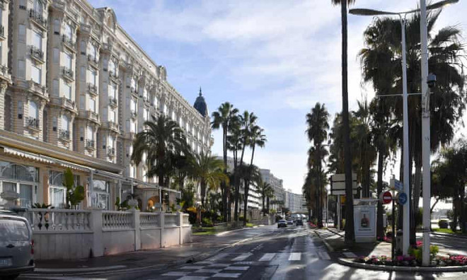 Đại lộ La Croisette tại Cannes không một bóng người vào tháng 10/2020. (Ảnh: Getty Images) Lùi thời điểm tổ chức Liên hoan phim Quốc tế Cannes 2021 ảnh 1