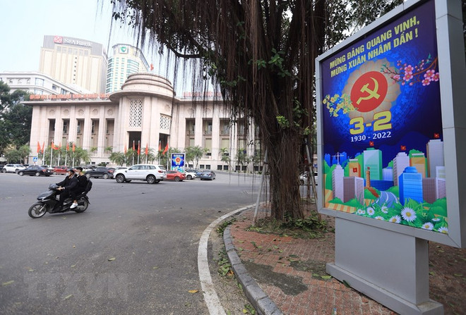 Pano mừng Đảng quang vinh, mừng xuân Nhâm Dần được bố trí phía trước trụ sở Ngân hàng Nhà nước. (Ảnh: Hoàng Hiếu/TTXVN) Phát triển sáng tạo riêng có của Đảng về mô hình CNXH Việt Nam ảnh 1