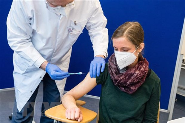 Nhân viên y tế tiêm chủng vaccine ngừa COVID-19 cho người dân tại Đức. (Ảnh: AFP/TTXVN) Mỹ công bố nghiên cứu về hiệu quả bảo vệ của mũi vaccine tăng cường ảnh 1