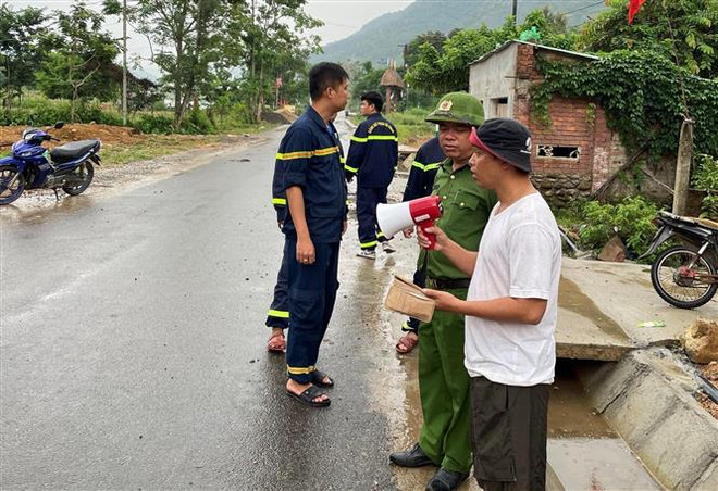 Cảnh sát giao thông đảm bảo an toàn, giúp dân phòng, chống bão ảnh 1