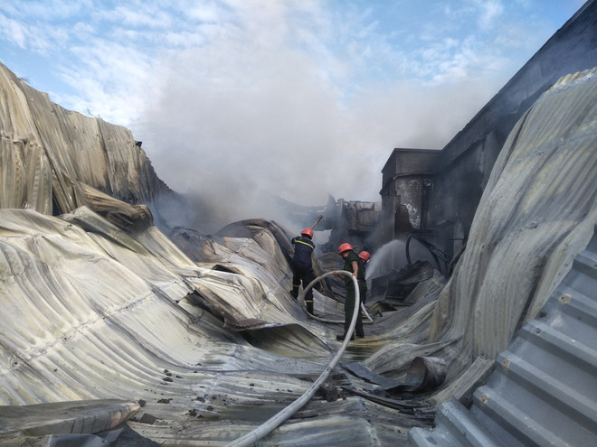 Bến Tre: Cháy lớn tại kho chứa hàng gây thiệt hại hàng tỷ đồng ảnh 1