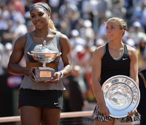 erena Williams (trái) đã đăng quang ngôi vô địch Giải quần vợt Rome Masters. (Nguồn: AFP/TTXVN) Djokovic và Serena Williams đăng quang ở Rome Masters ảnh 2