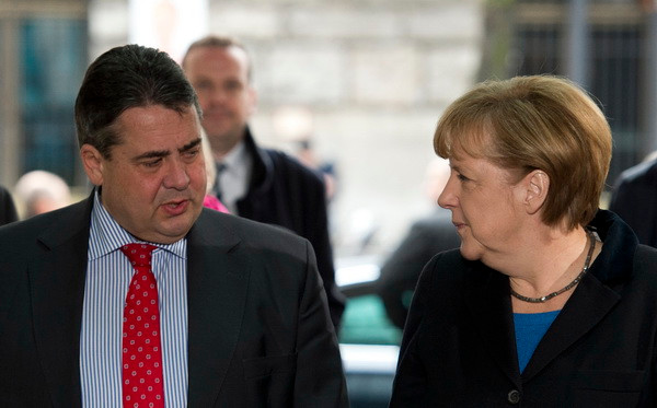 Thủ tướng Đức Angela Merkel (phải) và Phó Thủ tướng Sigmar Gabriel. (Nguồn: AFP/TTXVN) Đức cảnh báo Nga chớ phá hỏng bầu cử Tổng thống Ukraine ảnh 1