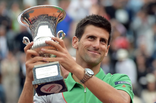 Djokovic nâng cao chiếc cúp vô địch. (Nguồn: AFP/TTXVN) Djokovic và Serena Williams đăng quang ở Rome Masters ảnh 1