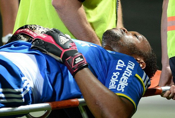 Steve Mandanda gặp chấn thương nặng. (Nguồn: Reuters) Tin World Cup: Lampard vượt mặt Rooney, Pháp nhận tin dữ ảnh 2