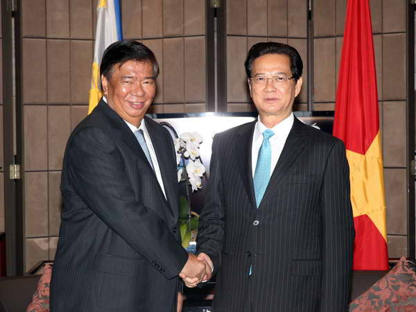 Thủ tướng Nguyễn Tấn Dũng hội kiến với Ngài Franklin Drilon, Chủ tịch Thượng viện Philippines. (Ảnh: Đức Tám/TTXVN) Philippines kiên định ủng hộ Việt Nam trong vấn đề Biển Đông ảnh 1